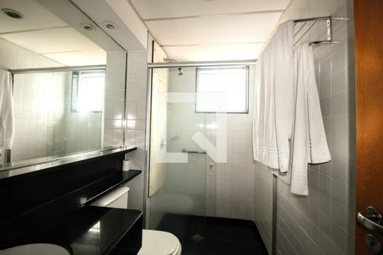 Banheiro de apartamento à venda com 1 quarto, 26m² em Santo Agostinho, Belo Horizonte