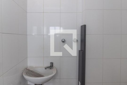 Banheiro de Serviço de apartamento para alugar com 3 quartos, 86m² em Vila Gumercindo, São Paulo