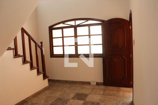 Casa para alugar com 5 quartos, 220m² em Jardim Egle, São Paulo