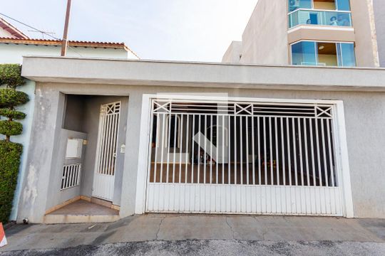 Fachada de casa à venda com 3 quartos, 240m² em Campestre, Santo André