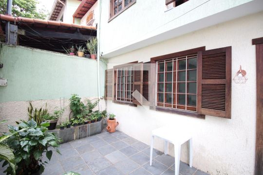 Quintal de casa à venda com 4 quartos, 360m² em Floramar, Belo Horizonte