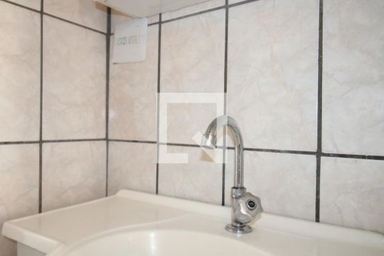 Banheiro de apartamento à venda com 2 quartos, 50m² em Conjunto Habitacional Padre Manoel da Nóbrega, São Paulo