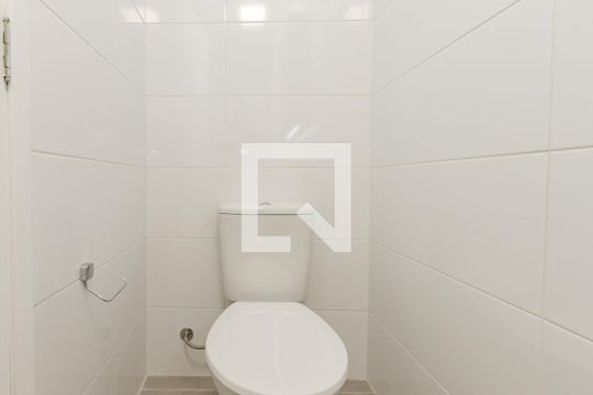 Banheiro de kitnet/studio para alugar com 1 quarto, 25m² em Chácara Santo Antônio (zona Sul), São Paulo