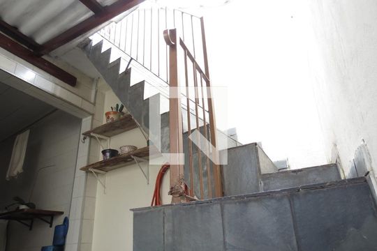 Escadas Quarto Depósito de casa à venda com 2 quartos, 90m² em Vila Cavaton, São Paulo