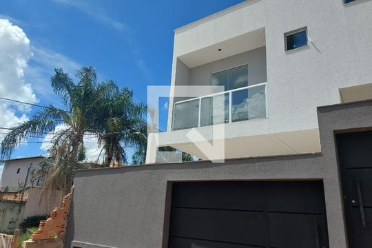 Fachada de casa de condomínio à venda com 3 quartos, 150m² em Tropical, Contagem