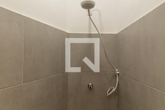 Banheiro de kitnet/studio para alugar com 1 quarto, 24m² em Santa Cecilia, São Paulo