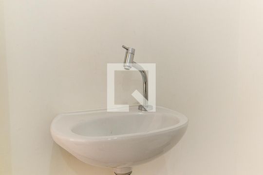 Banheiro de kitnet/studio para alugar com 1 quarto, 24m² em Santa Cecilia, São Paulo