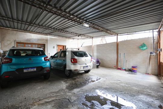 Garagem de casa à venda com 2 quartos, 100m² em Vila Romero, São Paulo