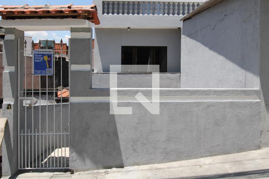 Fachada de casa para alugar com 1 quarto, 21m² em Vila Dalila, São Paulo