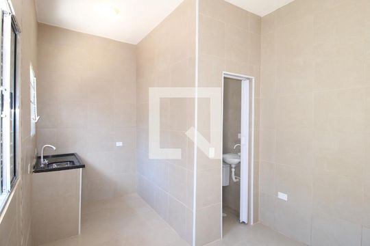Quarto/Cozinha de casa para alugar com 1 quarto, 21m² em Vila Dalila, São Paulo