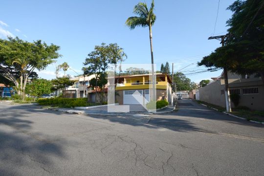 Fachada de casa à venda com 3 quartos, 197m² em Campo Grande, São Paulo
