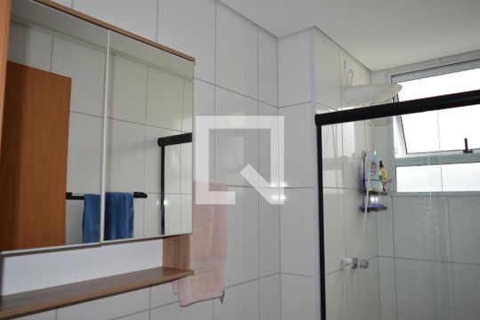 Banheiro de apartamento à venda com 2 quartos, 46m² em Cabral, Contagem
