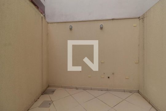 Quintal  de casa à venda com 3 quartos, 180m² em Vila Antonina, São Paulo