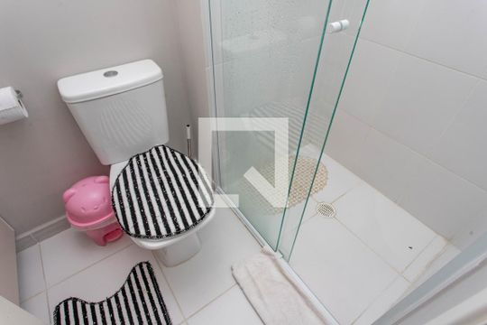 Banheiro social de apartamento para alugar com 2 quartos, 53m² em Centro, Diadema
