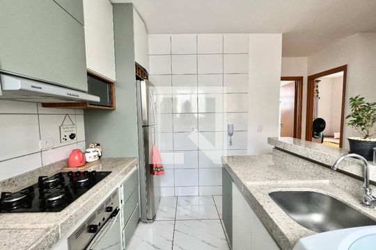 Cozinha  de apartamento à venda com 2 quartos, 48m² em Chácaras Cotia, Contagem