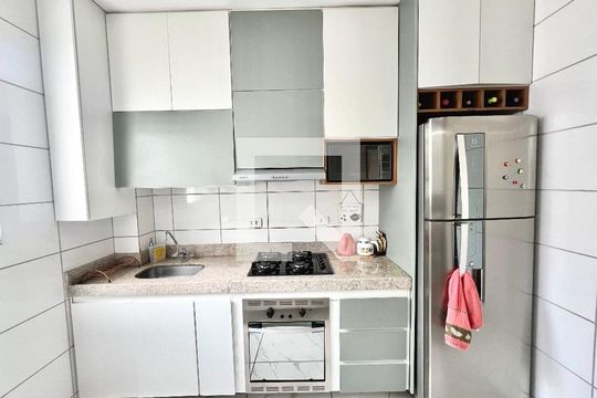 Cozinha  de apartamento à venda com 2 quartos, 48m² em Chácaras Cotia, Contagem
