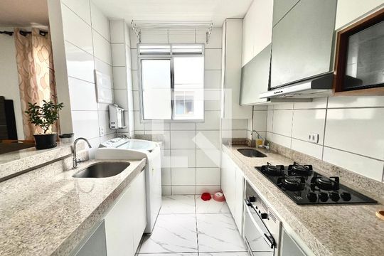 Cozinha  de apartamento à venda com 2 quartos, 48m² em Chácaras Cotia, Contagem