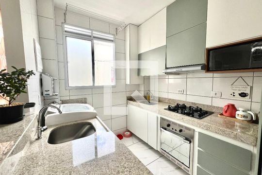 Cozinha  de apartamento à venda com 2 quartos, 48m² em Chácaras Cotia, Contagem