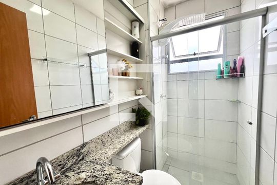 Banheiro de apartamento à venda com 2 quartos, 48m² em Chácaras Cotia, Contagem