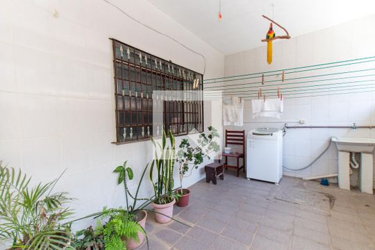Garagem de casa à venda com 7 quartos, 200m² em Vila Nelson, São Paulo