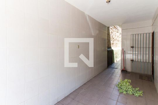 Garagem de casa à venda com 7 quartos, 200m² em Vila Nelson, São Paulo