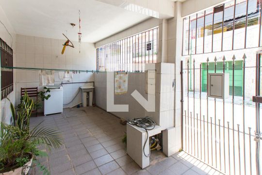 Garagem de casa à venda com 7 quartos, 200m² em Vila Nelson, São Paulo