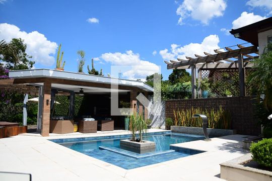 Área externa de casa para alugar com 4 quartos, 699m² em Granja Viana, Cotia