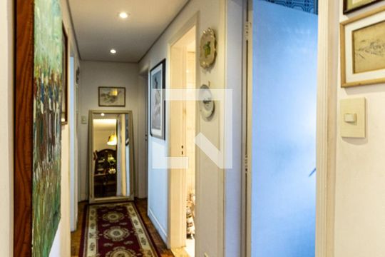 Corredor de apartamento à venda com 3 quartos, 150m² em Higienópolis, São Paulo