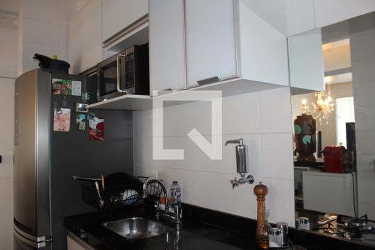 Cozinha de apartamento para alugar com 2 quartos, 60m² em Vila Romana, São Paulo
