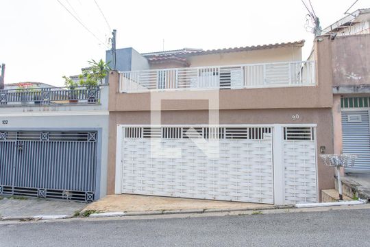 Fachada de casa à venda com 2 quartos, 250m² em Centro, Diadema