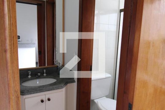 Banheiro de apartamento para alugar com 1 quarto, 30m² em Vila Suzana, São Paulo