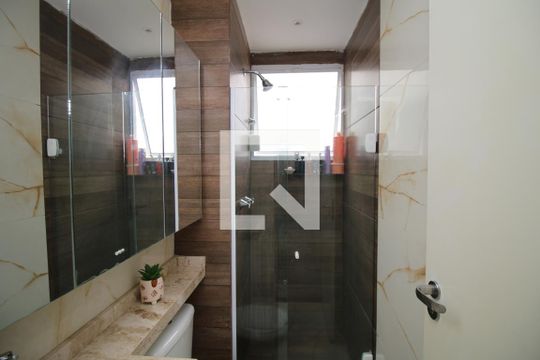 Banheiro de apartamento para alugar com 2 quartos, 42m² em Braz de Pina, Rio de Janeiro