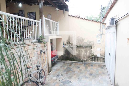 garagem de casa à venda com 3 quartos, 157m² em Planalto, Belo Horizonte