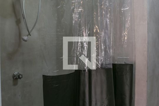 Banheiro de kitnet/studio para alugar com 1 quarto, 27m² em Lapa, São Paulo
