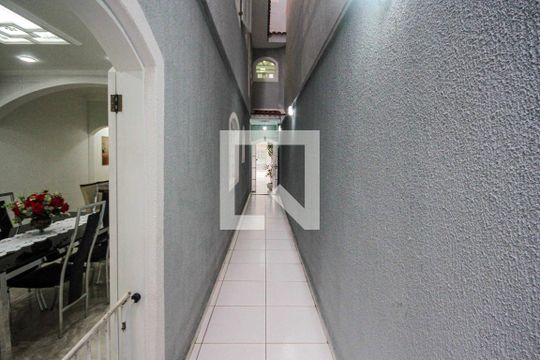 Corredor Lateral de casa à venda com 3 quartos, 300m² em Jardim Cotiana, São Paulo