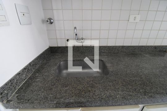 Pia da cozinha de apartamento para alugar com 3 quartos, 75m² em Jardim Luanda, São Paulo