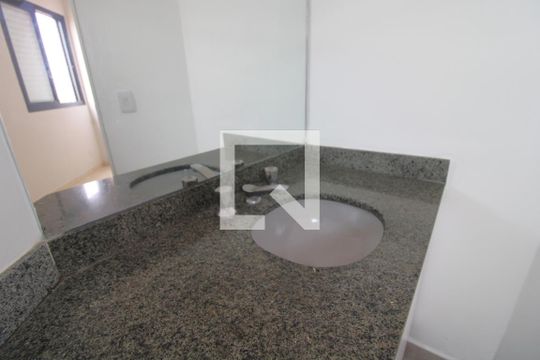 Banheiro Social de apartamento para alugar com 3 quartos, 75m² em Jardim Luanda, São Paulo