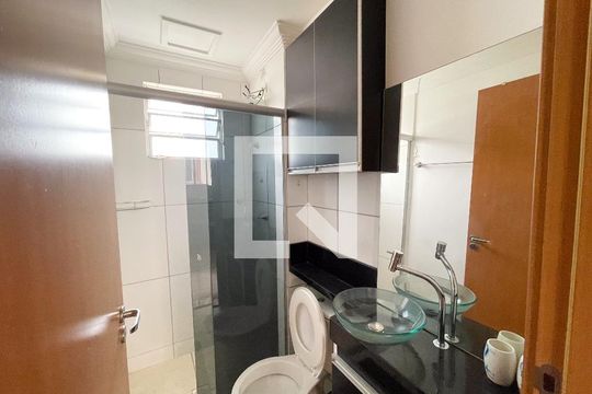 Banheiro de apartamento à venda com 2 quartos, 49m² em Califórnia, Contagem