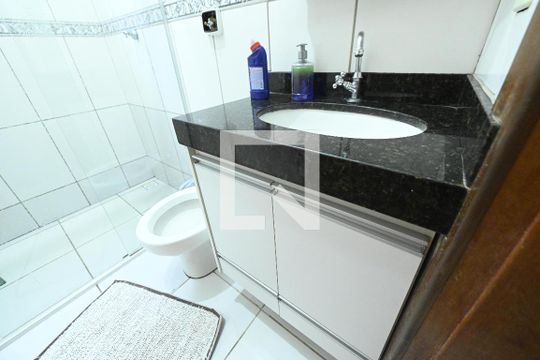 Banheiro 2 de casa à venda com 3 quartos, 70m² em Residencial Eli Forte Extensao, Goiânia