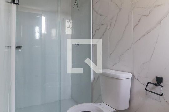 Banheiro da Suíte de apartamento para alugar com 2 quartos, 54m² em Vila Perracini, Poá