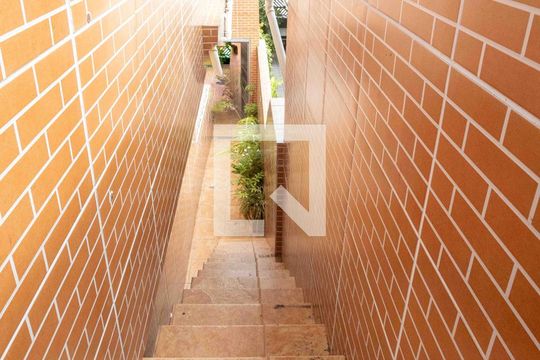 Escada de casa à venda com 3 quartos, 180m² em Piraporinha, Diadema