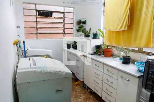 Lavanderia de casa à venda com 5 quartos, 220m² em Km 18, Osasco