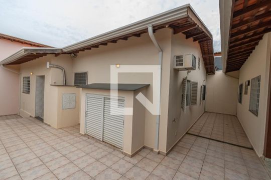 Quintal  de casa à venda com 4 quartos, 190m² em Fazenda Santa Cândida, Campinas
