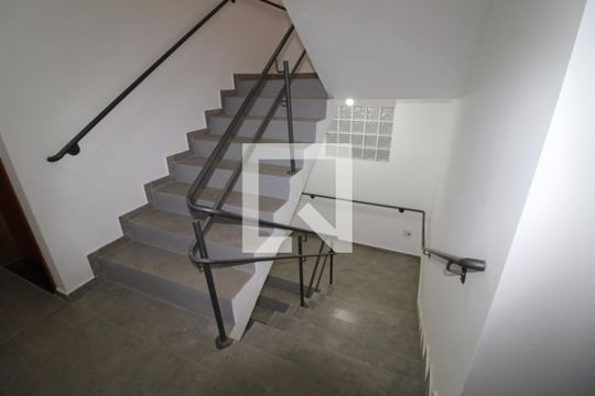 Escadas de apartamento para alugar com 1 quarto, 25m² em Jardim Miriam, São Paulo