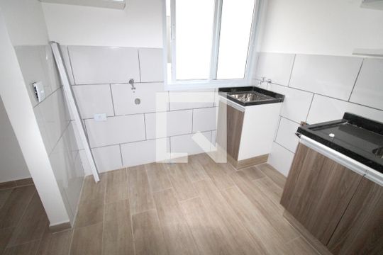 Cozinha de apartamento para alugar com 1 quarto, 25m² em Jardim Miriam, São Paulo