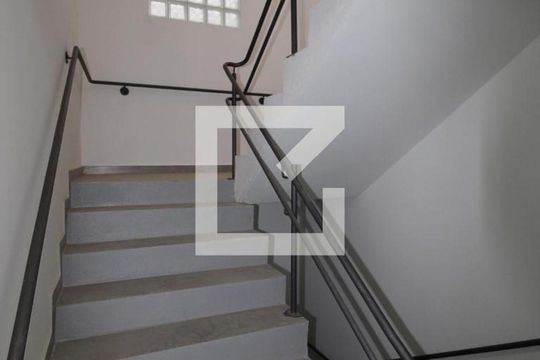 Escada de apartamento para alugar com 1 quarto, 25m² em Jardim Miriam, São Paulo