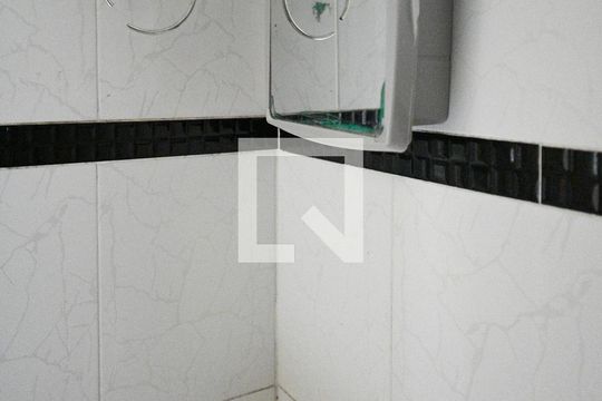 Banheiro de casa para alugar com 2 quartos, 45m² em Vila Brasilina, São Paulo