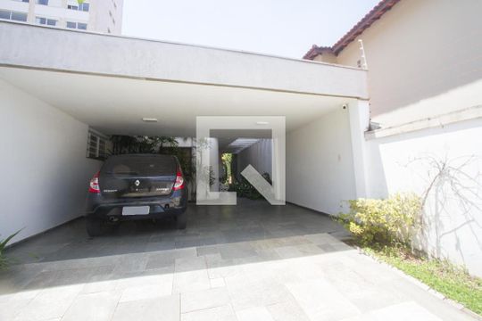 Garagem de casa à venda com 4 quartos, 317m² em Granja Julieta, São Paulo