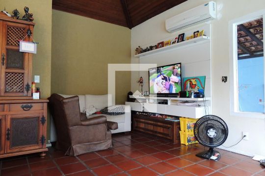 Sala de casa de condomínio para alugar com 3 quartos, 360m² em Anil, Rio de Janeiro