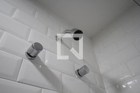Banheiro de kitnet/studio para alugar com 1 quarto, 20m² em Vila Mariana, São Paulo